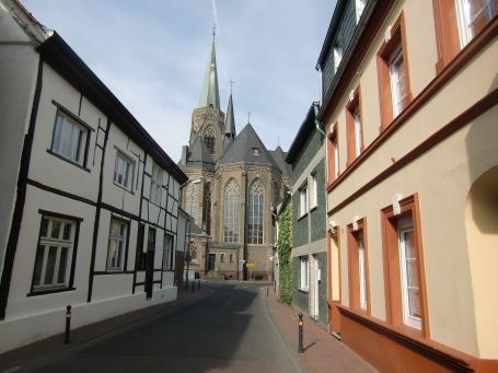 Willich-Anrath : Neersener Straße, mit St. Johannes im Hintergrund